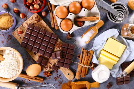 Foto de Hacer galletas dulces o pastel de chocolate, harina, especias, utensilios, huevo - Imagen libre de derechos