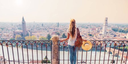Téléchargez les photos : Femme touriste bénéficiant d'une vue panoramique sur la ville de Florence en Italie - en image libre de droit