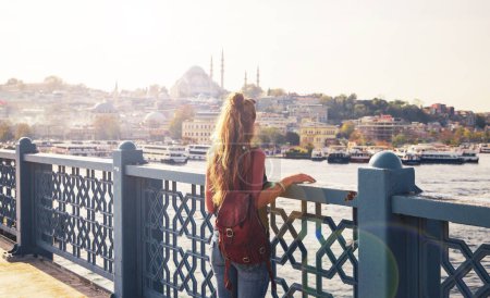 Foto de Turista mujer disfrutando de la vista del atardecer de la ciudad de Estambul - Viajes, turismo, destino en Turquía - Imagen libre de derechos