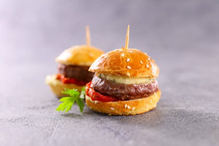 Téléchargez les photos : Mini hamburgers lors d'un événement de restauration - en image libre de droit