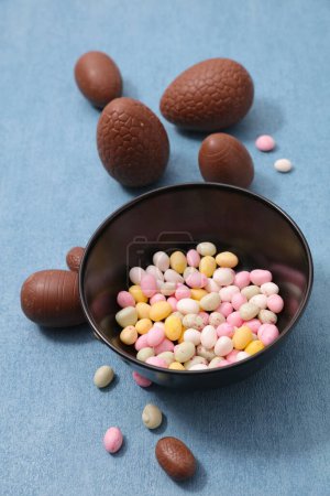 Téléchargez les photos : Oeuf de Pâques chocolat et bol de bonbons - en image libre de droit