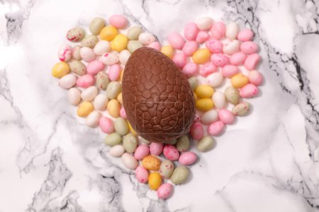 Foto de Chocolate de huevo de Pascua en forma de corazón caramelos - Imagen libre de derechos