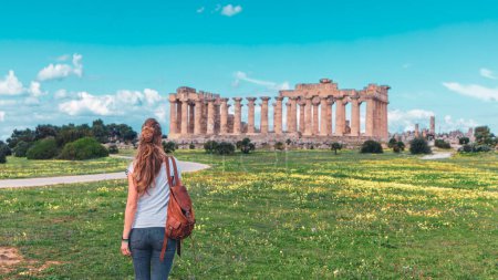 Foto de Mujer turista en Sicilia visitando ruinas antiguas templos griegos en Selinunte- Viajar, turismo, vacaciones en la isla de Sicilia, Italia - Imagen libre de derechos