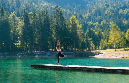 Téléchargez les photos : Yoga femme dans la belle nature - en image libre de droit