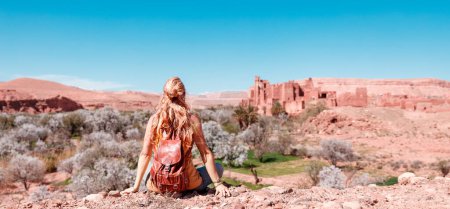 Téléchargez les photos : Femme voyageuse au Maroc Aventure, safari, excursion ou destination de voyage - en image libre de droit