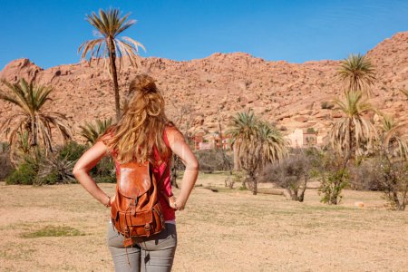 Téléchargez les photos : Femme voyageuse dans une oasis au Maroc - en image libre de droit