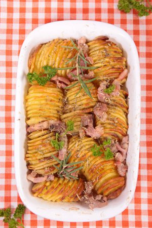 Téléchargez les photos : Pommes de terre tranchées cuites au four et bacon - en image libre de droit