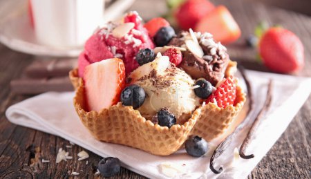 Téléchargez les photos : Cuillère à crème glacée dans un bol à biscuits - en image libre de droit
