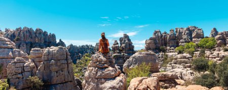 Téléchargez les photos : Vue arrière d'une touriste avec sac profitant d'un panorama rocheux (torcal) Andalousie en Espagne - en image libre de droit
