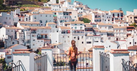 Mujer turista disfrutando de la vista de Setenil de las Bodegas pueblo blanco en España