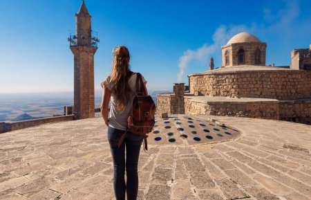 Téléchargez les photos : Touriste féminine à Mardin, Turquie - en image libre de droit