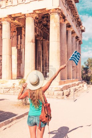 Téléchargez les photos : Touriste femme avec drapeau grec, temple antique en Grèce - en image libre de droit