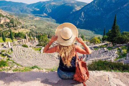 Téléchargez les photos : Tour tourisme en Grèce-ville antique de Delfi, ruines du temple d'Apollon, Théâtre - en image libre de droit