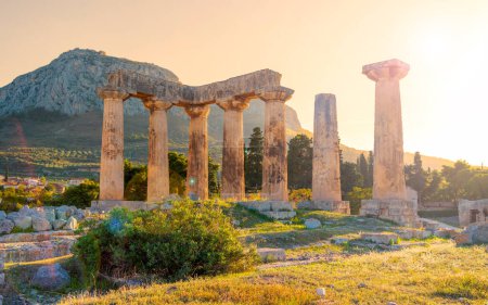 Téléchargez les photos : Ruines du temple d'Apollon au coucher du soleil, Corinthe antique en Grèce - en image libre de droit