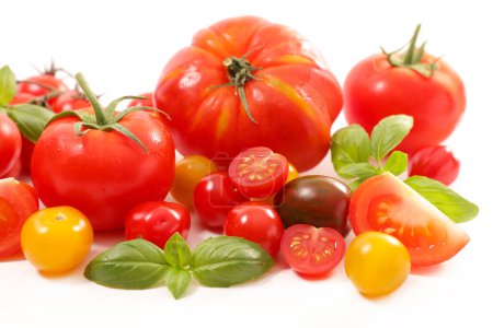 Téléchargez les photos : Assortiment de tomates et basilic - en image libre de droit