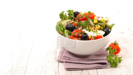 Téléchargez les photos : Bol de salade de légumes - bannière avec espace de copie - en image libre de droit