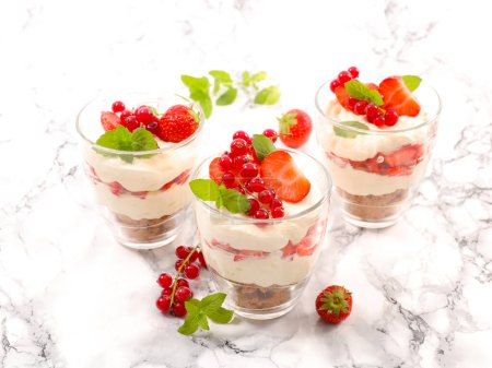 Téléchargez les photos : Dessert aux baies fruits et crème - en image libre de droit