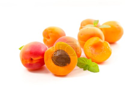 Téléchargez les photos : Abricots frais sur fond blanc - en image libre de droit