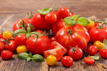 Téléchargez les photos : Assortiment de tomates fraîches et basilic sur fond de bois - en image libre de droit