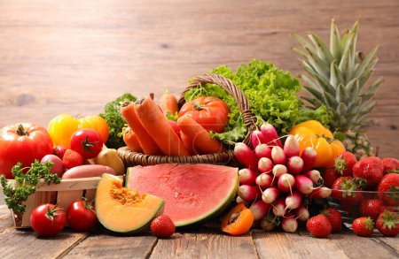 Téléchargez les photos : Assortiment de fruits et légumes - en image libre de droit