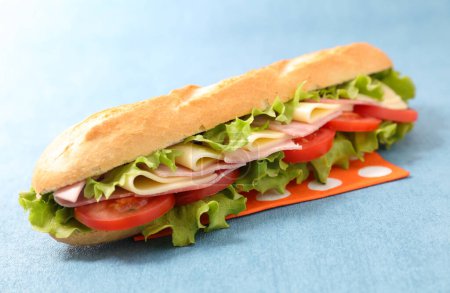 Téléchargez les photos : Sandwich baguette au fromage, jambon, tomate et laitue - en image libre de droit