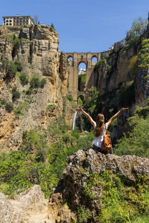 Téléchargez les photos : Vue arrière de touriste femelle regardant la vue célèbre pont dans la ville de Ronda Espagne - en image libre de droit