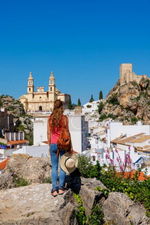 Téléchargez les photos : Vue arrière de la visite touristique féminine Olvera, village blanc typique en Andalousie, Espagne - en image libre de droit