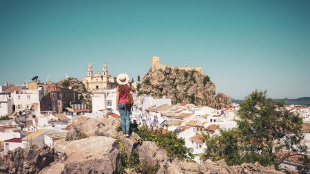 Téléchargez les photos : Vue arrière de la visite touristique féminine Olvera, village blanc typique en Andalousie, Espagne - en image libre de droit