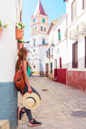 Foto de Turista femenina visitando el típico pueblo blanco de Andalucía, España- Ronda, Llegada - Imagen libre de derechos