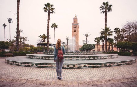 Téléchargez les photos : Tourisme d'excursion, destination de voyage à Marrakech, Koutoubia mosque- Maroc - en image libre de droit