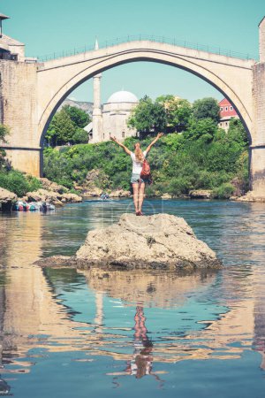 Foto de Mostar city with old bridge, Neretva river, Bosnia- Destino de viaje, vacaciones, turismo turístico - Imagen libre de derechos