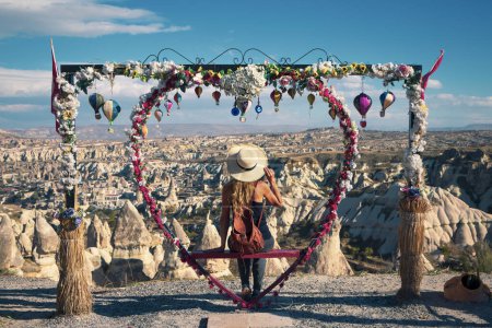 Téléchargez les photos : Banc de touriste et vue panoramique sur la Cappadoce, parc naturel de Goreme, Turquie - en image libre de droit