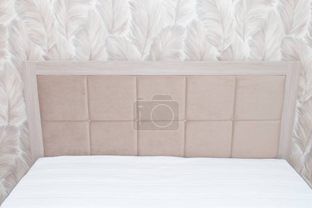 Téléchargez les photos : Modern bed with upholstered headboard in interior. - en image libre de droit