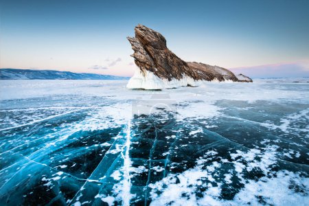 Insel Ogoy auf dem winterlichen Baikalsee mit transparentem, rissigem, blauem Eis. Baikal, Sibirien, Russland. Schöne Winterlandschaft