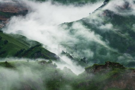 Niebla matutina en las montañas al amanecer. Hermoso paisaje de verano. Valle de Gil-Su en el norte del Cáucaso, Rusia. 