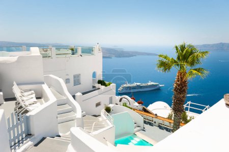 Téléchargez les photos : Architecture blanche sur l'île de Santorin, Grèce. Paysage d'été, vue mer. Bateau de croisière près de la côte. Concept de destination voyage - en image libre de droit