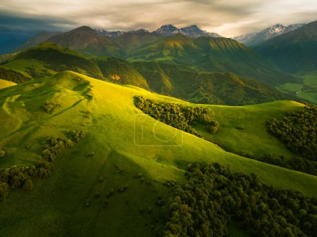 Téléchargez les photos : Montagnes vertes et collines au coucher du soleil. Beau paysage d'été. Le col Aktoprak dans le Caucase du Nord, Russie. - en image libre de droit