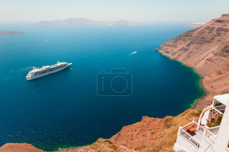 Téléchargez les photos : Île de Santorin, Grèce. Grand bateau de croisière près de la côte. Paysage marin d'été. Concept de voyage et vacances - en image libre de droit