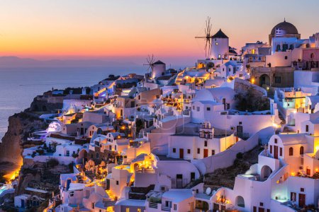 Téléchargez les photos : Veilleuses après le coucher du soleil sur l'île de Santorin, Grèce. Architecture blanche avec vue sur la mer dans la ville d'Oia. Voyages et vacances d'été - en image libre de droit