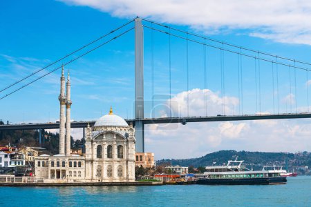 Foto de Puente del Bósforo y mezquita Ortakoy en Estambul, Turquía. Vista desde el Boshporus en verano día soleado - Imagen libre de derechos