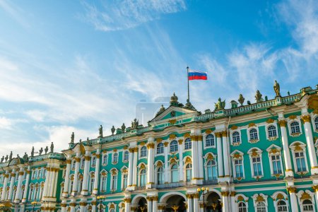 Téléchargez les photos : Palais d'hiver (musée de l'Ermitage) contre le ciel bleu au coucher du soleil à Saint-Pétersbourg, Russie. - en image libre de droit