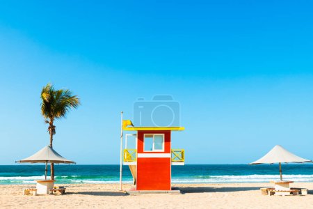 Foto de Torre de salvavidas en la playa de Dybai. Playa de Al Mamzar con arena blanca y el mar azul. Golfo Pérsico. Dubai, Emiratos Árabes Unidos - Imagen libre de derechos