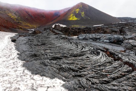 Cráteres de volcanes y campos de lava negra cerca del volcán Tolbachik en Kamchatka, Rusia. Cráteres de Kleshnya del volcán Tolbachik