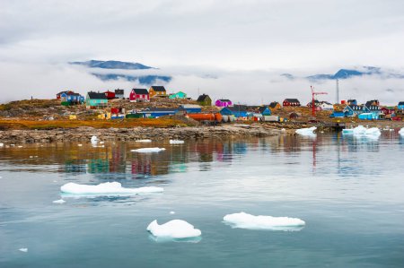 Groenland occidental. Maisons colorées sur les rochers dans le village de Saqqaq sur la côte de l'océan Atlantique. Paysage d'été