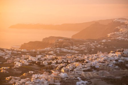 Schöner rosa Sonnenuntergang auf der Insel Santorin, Griechenland. Blick auf das Dorf Pyrgos. Abendnebel über der Insel. Berühmtes Reiseziel