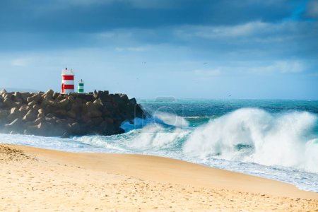 Faros en la orilla del océano Atlántico en Nazare, Portugal. Grandes olas del océano estrellándose en la playa
