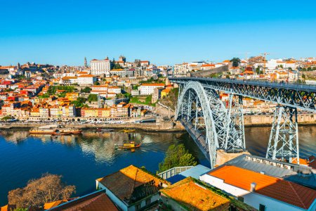 Porto, Portugal. Vue panoramique sur la vieille ville et le pont Ponte Luis I sur la rivière Douro par une journée ensoleillée. Destination de voyage célèbre
