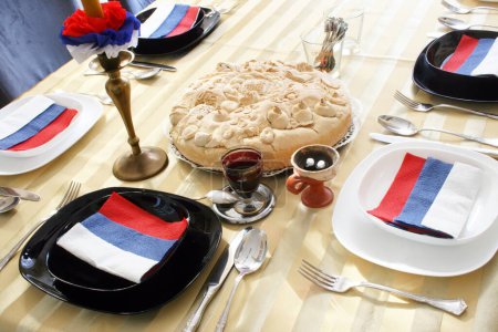 Foto de Mesa de comedor del Día de la Gloria de Serbia - Imagen libre de derechos