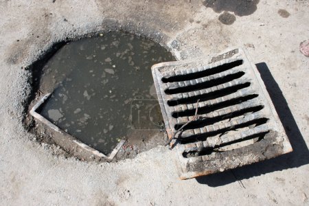 Problème de drainage de l'eau, trou d'homme bouché