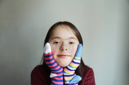 Téléchargez les photos : Belle fille avec différentes chaussettes - en image libre de droit